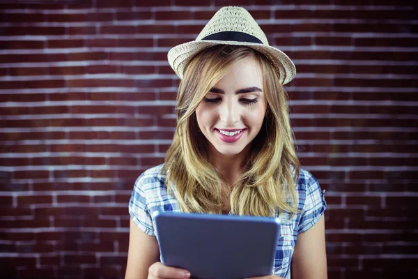 Vrouw met een tablet — Stockfoto