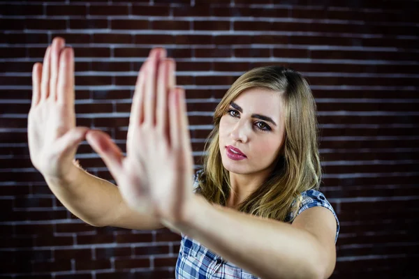 Söt blond kvinna tittar igenom hennes händer — Stockfoto