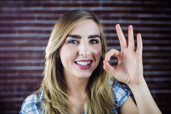 Güzel sarışın kadın parmakları ile işaret yapma — Stok fotoğraf