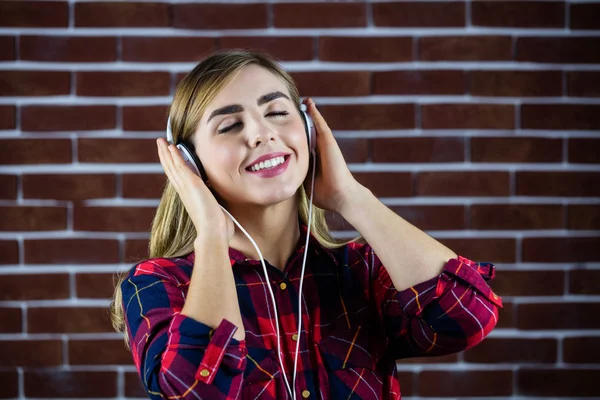 Bella donna bionda che ascolta musica — Foto Stock