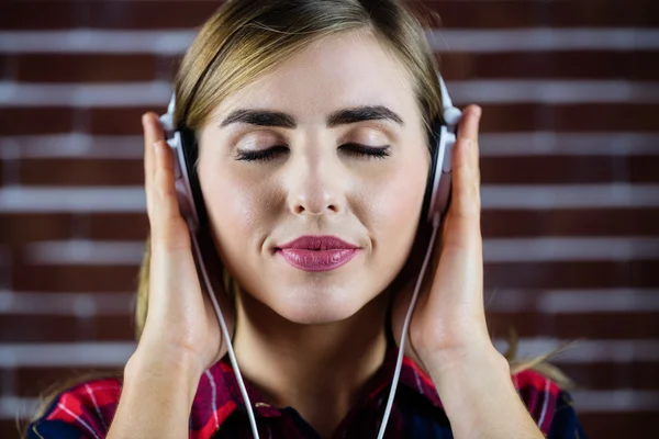 Söt blond kvinna lyssna på musik — Stockfoto