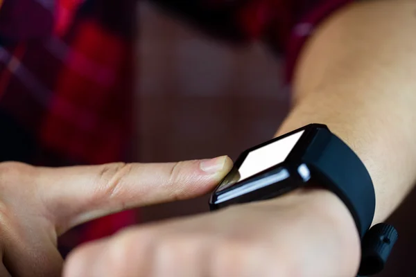 Manos femeninas usando reloj inteligente — Foto de Stock