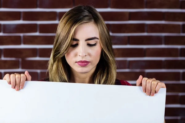 Mujer rubia bonita sosteniendo un signo blanco — Foto de Stock