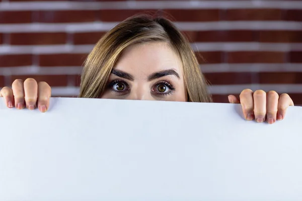 Pretty blonde woman holding a white sign — Stock Photo, Image