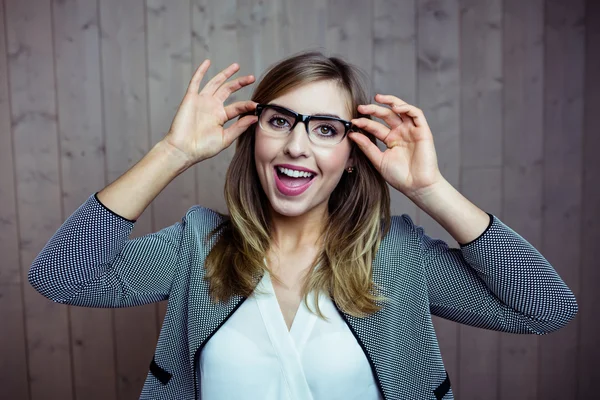 Mooie blonde vrouw die lacht op camera — Stockfoto