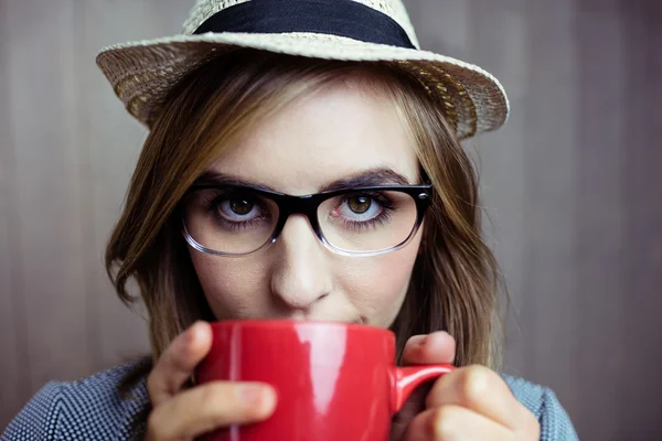 Mujer rubia bonita tomando café —  Fotos de Stock