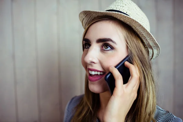 Mooie blonde vrouw aan de telefoon — Stockfoto