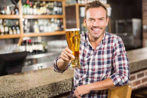 Knappe man met een biertje — Stockfoto