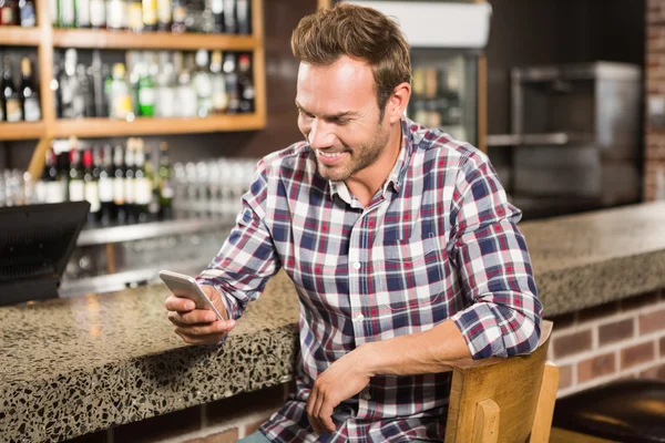 Homem bonito usando smartphone — Fotografia de Stock