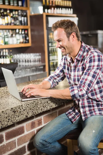 Bell'uomo che utilizza il computer portatile — Foto Stock