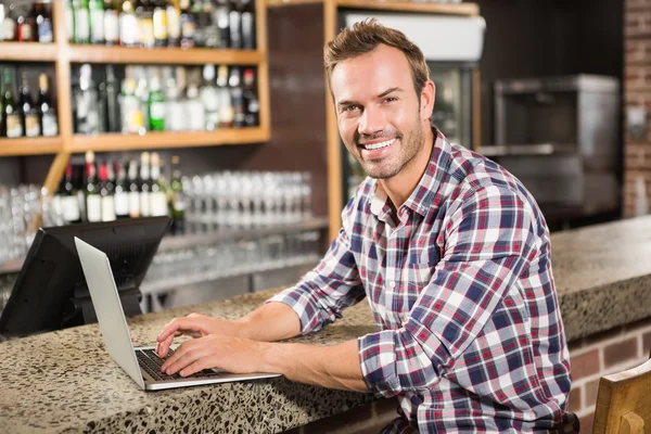 Schöner Mann mit Laptop — Stockfoto