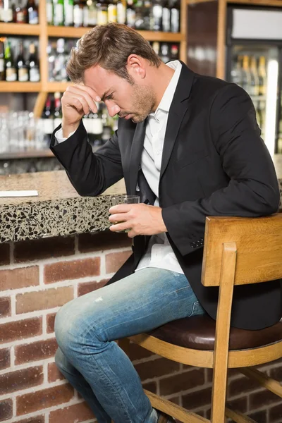 Trött man har en whisky — Stockfoto