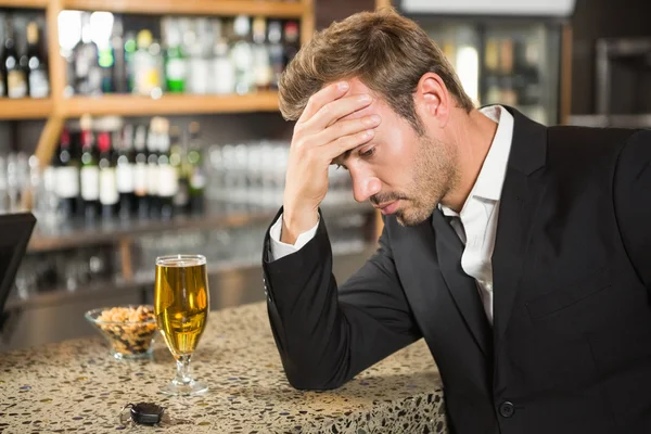 Uomo stanco che beve una birra — Foto Stock