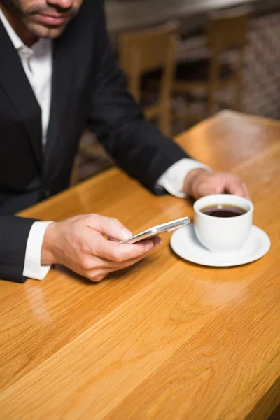 Affärsman med smartphone och med kaffe — Stockfoto