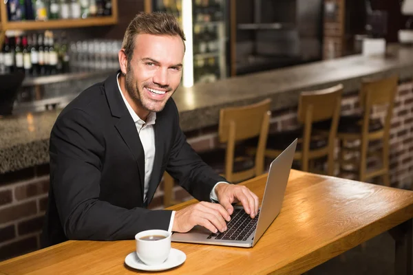 Bell'uomo che utilizza il computer portatile — Foto Stock