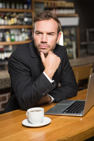 Homem pensativo usando laptop — Fotografia de Stock