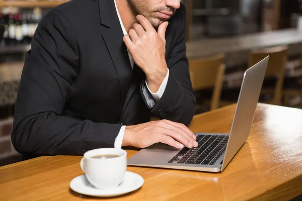 Homem pensativo usando laptop — Fotografia de Stock