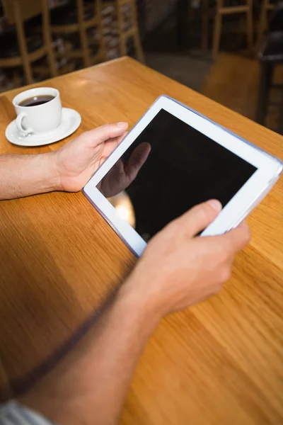 Masculino mãos segurando tablet — Fotografia de Stock