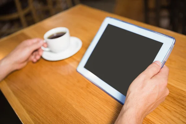 Mãos masculinas segurando tablet e café — Fotografia de Stock