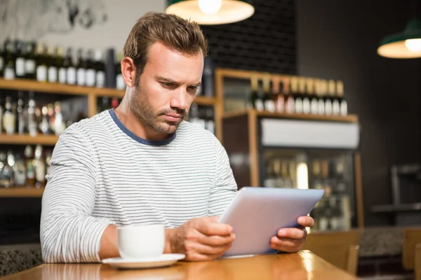 Bell'uomo che utilizza tablet computer — Foto Stock