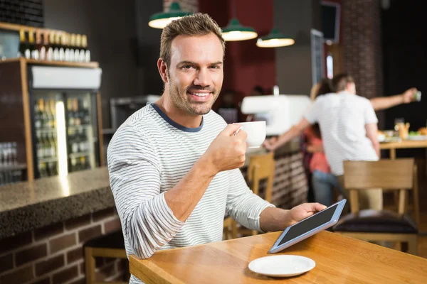 タブレット コンピューターを使用して、コーヒーを飲んでいる人 — ストック写真