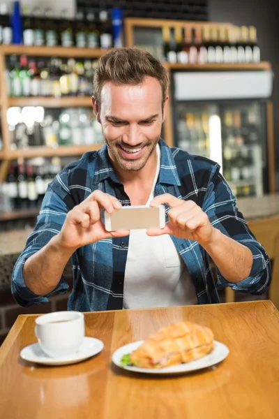 Hombre tomando una foto de su sándwich —  Fotos de Stock