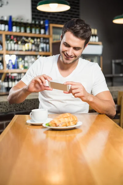 Schöner Mann, der ein Foto von seinem Sandwich macht — Stockfoto