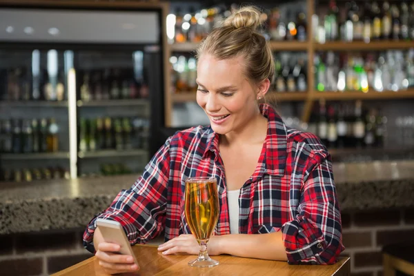 Jolie femme prenant une bière — Photo