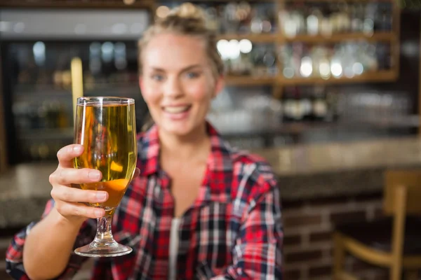 Mooie vrouw met een biertje — Stockfoto