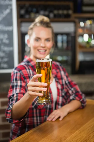 Bella donna sorridente che beve una birra — Foto Stock