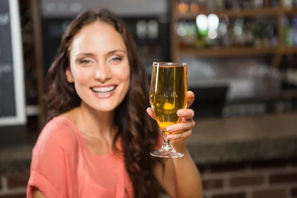 Jolie femme prenant une bière — Photo