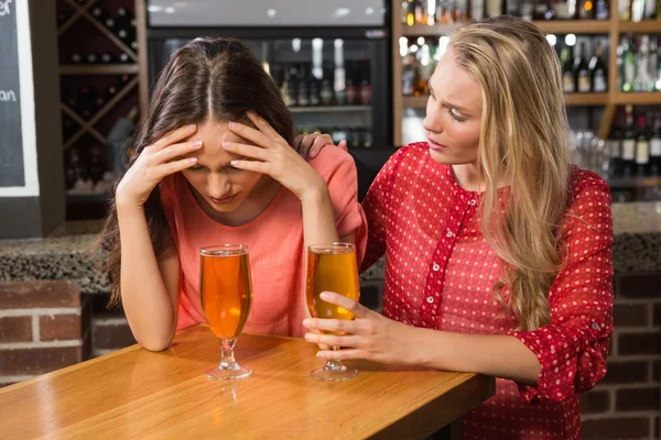 Amici carini che bevono un bicchiere di birra — Foto Stock