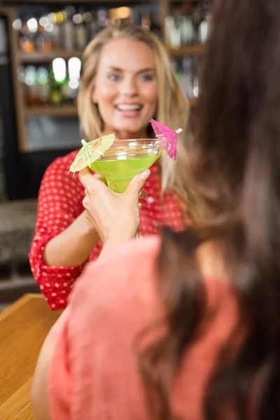 Mignons amis griller avec un verre de cocktail — Photo