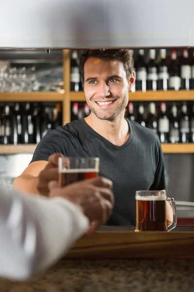 Bonito bar concurso dando uma cerveja para o cliente — Fotografia de Stock