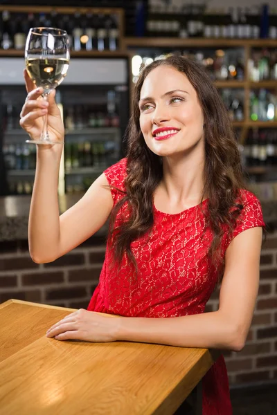Όμορφη γυναίκα που έχει ένα ποτήρι κρασί — Φωτογραφία Αρχείου
