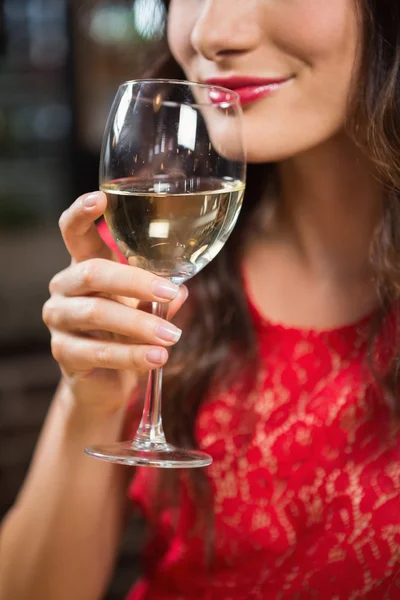 Vacker kvinna med ett glas vin — Stockfoto