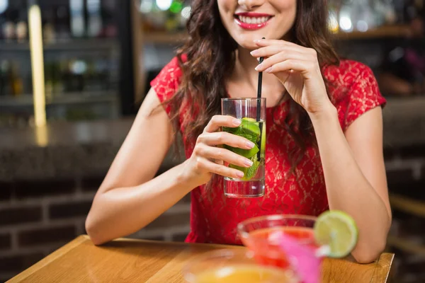 Jolie femme prenant un cocktail — Photo