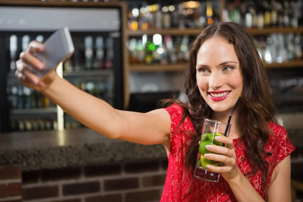 Jolie femme prenant un selfie avec son cocktail — Photo