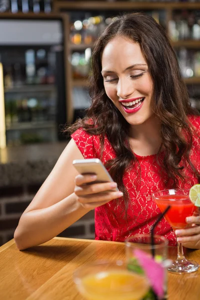 Mooie vrouw nemen van een selfie met haar cocktail — Stockfoto