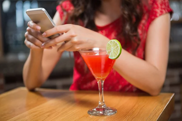 Mooie vrouw met behulp van haar smartphone — Stockfoto