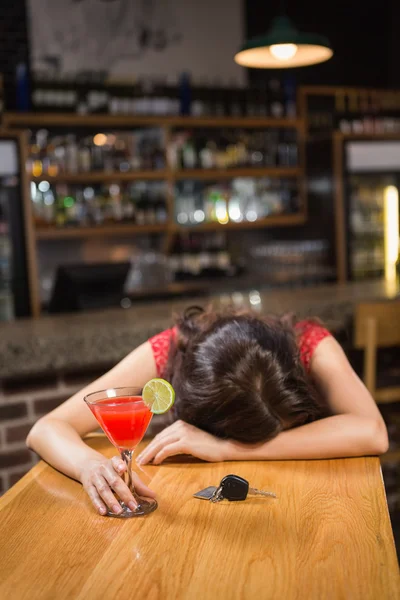 Pijana kobieta kierowca opierając się na licznik — Zdjęcie stockowe