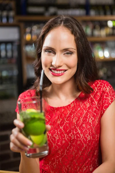 Mujer bonita tomando un cóctel — Foto de Stock