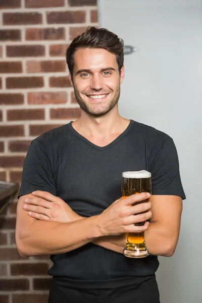 Hombre guapo sosteniendo una pinta de cerveza — Foto de Stock