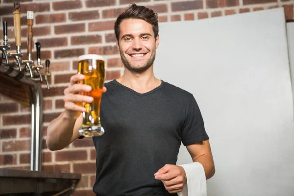 Hombre guapo sosteniendo una pinta de cerveza — Foto de Stock