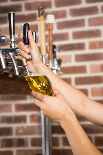 Bel barista che versa una pinta di birra — Foto Stock