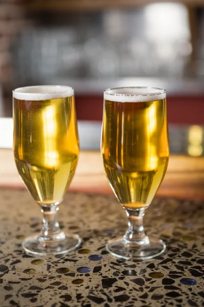 Vista di due pinte di birra — Foto Stock