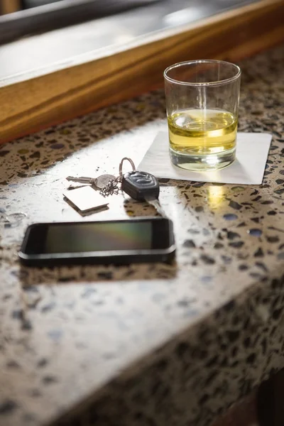 Visa av whiskey, smartphone och bil nycklar — Stockfoto