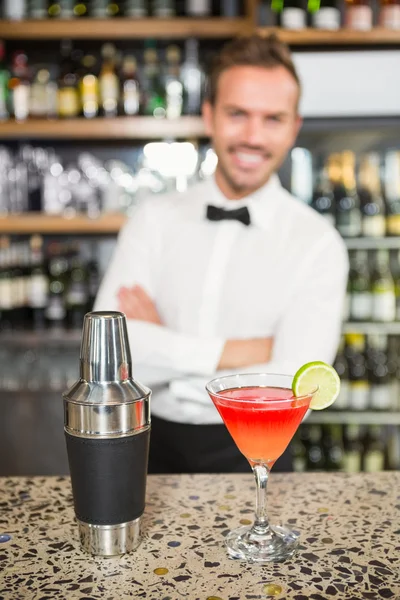 Schöner Barkeeper, der hinter seinem Tresen steht — Stockfoto