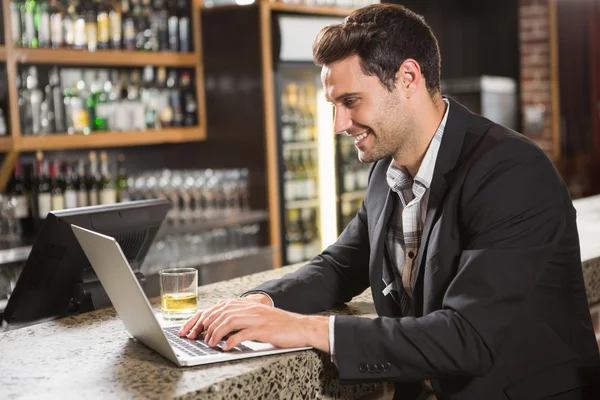 Bonito homem usando laptop — Fotografia de Stock