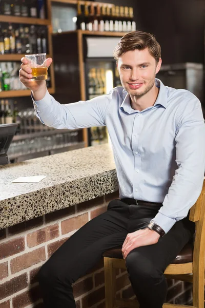 Knappe man met een glas whisky — Stockfoto